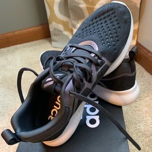 Adidas Edgebounce Running shoe. Brand new